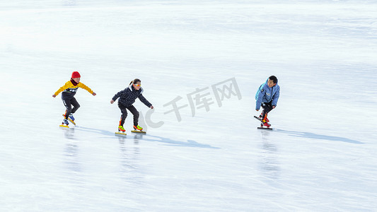 三人滑冰上午儿童冰场运动摄影图配图