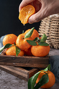 水果砂糖橘橘子桌子挤压摄影图配图