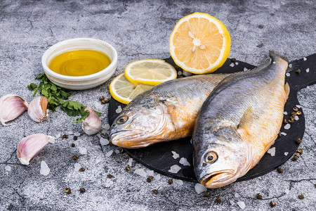 黄花鱼美食白天黄花鱼柠檬片深海鱼室内黄花鱼食品摄影图配图