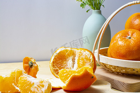 桌上橘子中午橘子桌面家静物摄影图配图