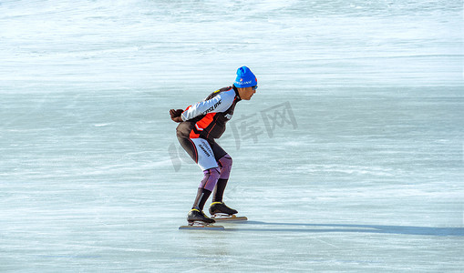 滑冰孩子摄影照片_休闲滑冰上午人物冰场运动摄影图配图