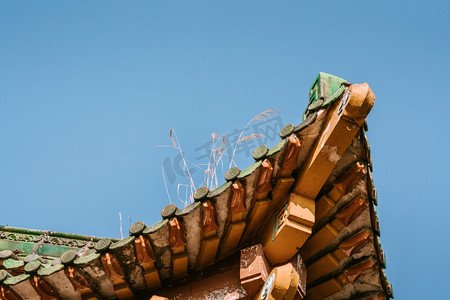 古典中式建筑摄影照片_中式古建筑屋檐楼角中国风摄影图配图