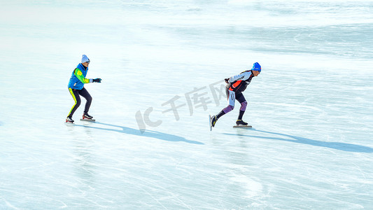 双人滑冰上午人物冰场运动摄影图配图