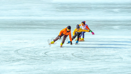 滑冰三人上午人物冰场运动摄影图配图