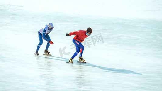 运动孩子摄影照片_双人速滑上午人物冰场运动摄影图配图