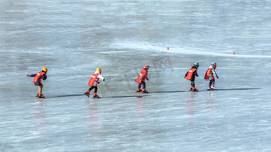 运动滑冰上午儿童冰场运动摄影图配图