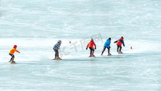 集体滑冰上午人物冰场运动摄影图配图