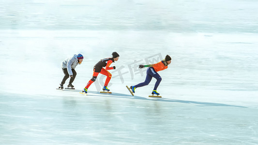 健身背景摄影照片_三人速滑竞赛上午人物冰场运动摄影图配图