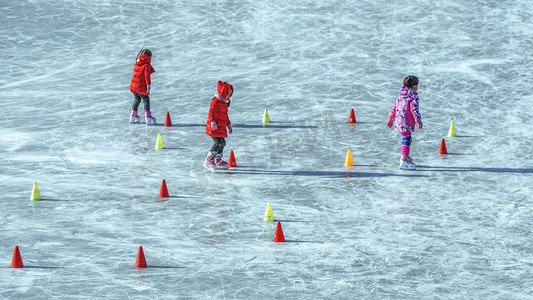儿童冰场上午儿童冰场运动摄影图配图