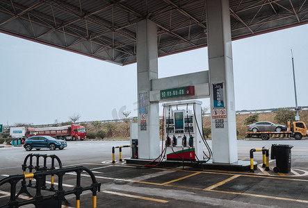 价格表模板摄影照片_加油站石油燃料汽车加油交通摄影图配图