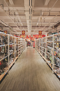日用品超市摄影照片_超市购物消费百货货架摄影图配图