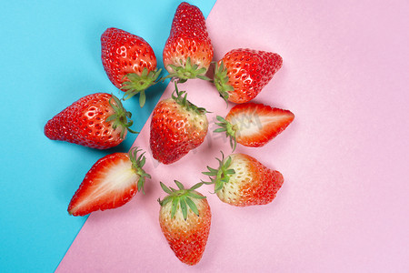 创意造型鲜甜奶莓蓝粉背景摆拍摄影图配图