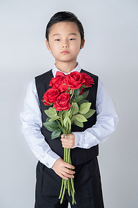 情人节白天穿西装帅气男孩室内正面手拿玫瑰花摄影图配图
