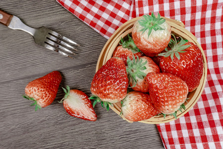鲜甜美味多汁草莓新鲜食材摄影图配图