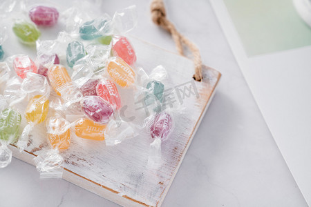 清新彩色糖果甜食零食摄影图配图