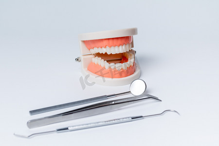 医疗室内牙齿镊子医疗器械模型棚拍静物摆拍摄影图配图