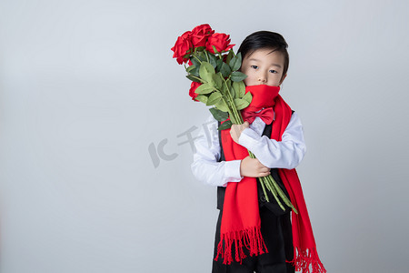 新年新春拜年穿西装的帅气男孩室内单背景手抱玫瑰花摄影图配图