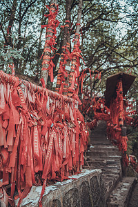 飞舞的红绸摄影照片_祈福春节红绸带山顶神庙摄影图配图