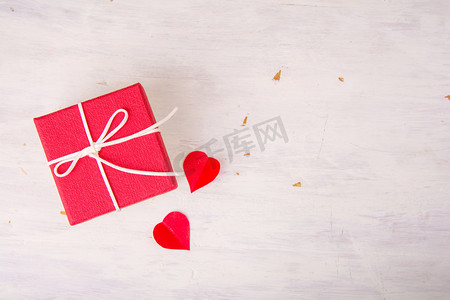 情人节白天礼物盒白色木桌上摆放摄影图配图