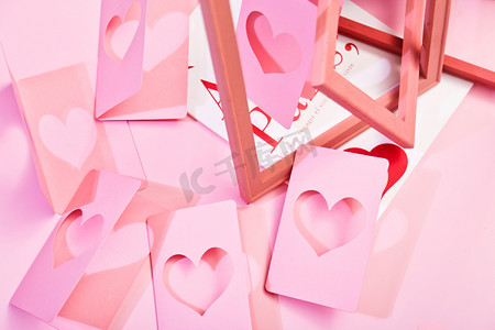 粉色甜蜜情人节摄影照片_情人节室内心形贺卡棚拍表白摄影图配图
