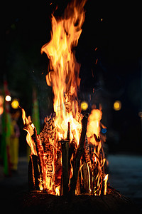 篝火夜晚火焰少数民族风俗摄影图配图