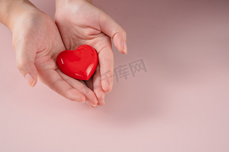 心脏健康医疗疾病手握红心摄影图配图
