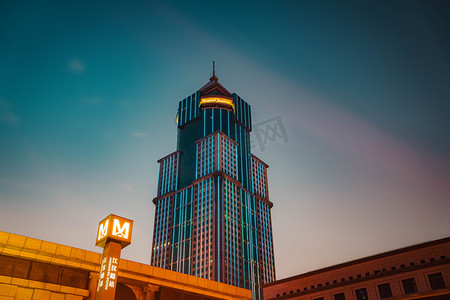 武汉城市建筑夕阳新佳丽时代广场江汉路仰拍摄影图配图