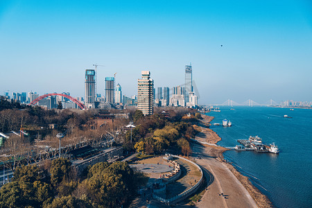 武汉城市建筑晴天沙滩汉阳江滩俯拍摄影图配图