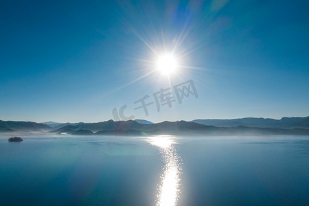蓝色湖面摄影照片_泸沽湖小洛水上午太阳湖面室外摄影摄影图配图
