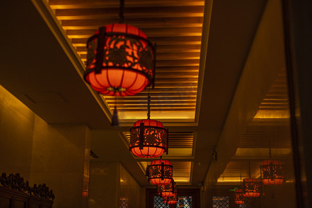 红色中国风新年摄影照片_新年红灯笼晚上灯笼走廊看灯笼摄影图配图