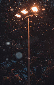 冬季夜晚路灯街道下雪摄影图配图