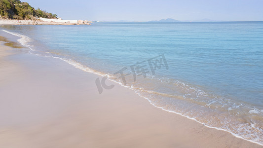 沙滩夏日旅游摄影照片_沙滩夏天大海海边度假摄影图配图