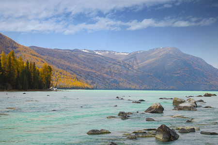 秋天风景摄影照片_新疆秋天喀纳斯湖湖看风景摄影图配图