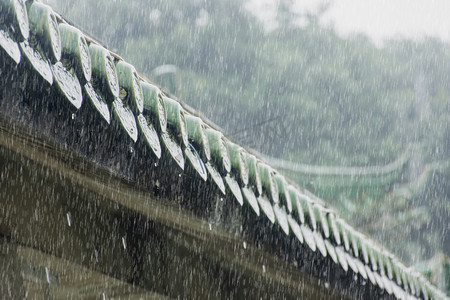 酒具和茶具建筑摄影照片_白天户外复古建筑檐梁下雨摄影图配图