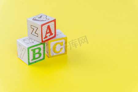 木质彩色ABC字母启蒙玩具摄影图配图