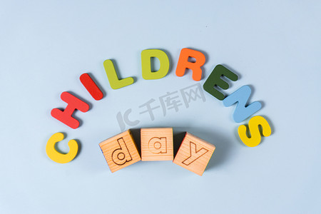 安全创意摄影照片_原木安全儿童节字母积木玩具摄影图配图
