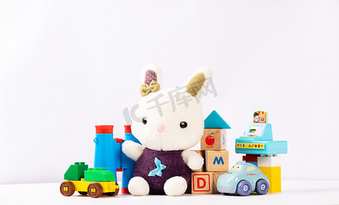 方块摄影照片_玩具娃娃儿童积木玩具车益智摄影图配图