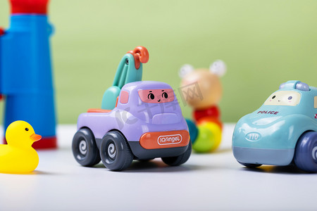 智慧监管暖色调摄影照片_儿童玩具小汽车益智可爱摄影图配图