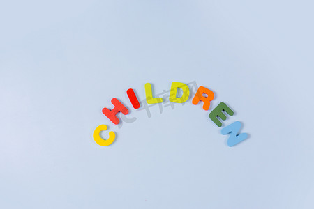 英文儿童节彩色字母拼写组合摄影图配图