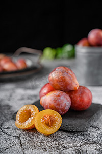 鲜果摄影照片_新鲜水果健康营养西梅摄影图配图