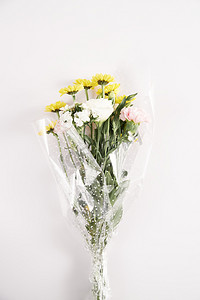 黄色背景框摄影照片_自然节日春天鲜花花束白色背景摆放摄影图配图