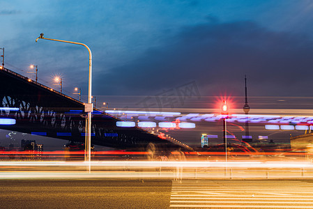 城市交通夜景摄影照片_武汉城市交通夜晚车流长江大桥仰拍摄影图配图