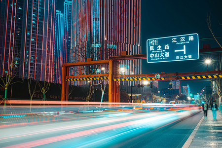 写字楼夜景摄影照片_武汉城市交通夜晚交通沿江大道长曝光摄影图配图