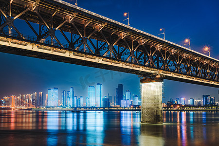 武汉城市建筑夜晚城市地标长江大桥仰视摄影图配图