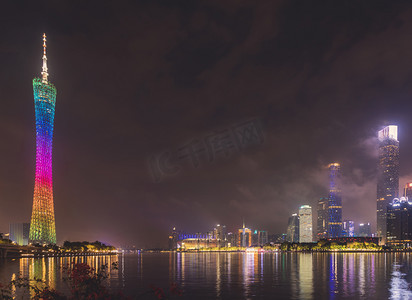 城市夜景晚上建筑江边观赏摄影图配图