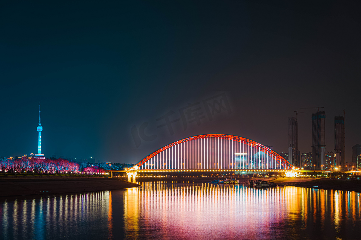 武汉城市建筑夜晚地标夜景晴川桥长曝光摄影图配图