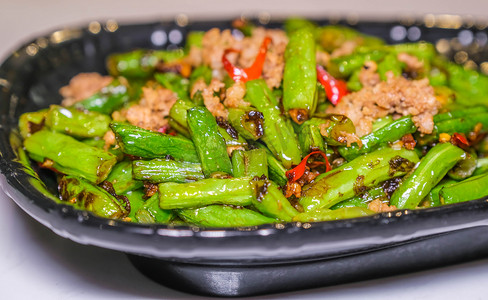 美食中午一盘豆角炒肉餐厅在用餐摄影图配图