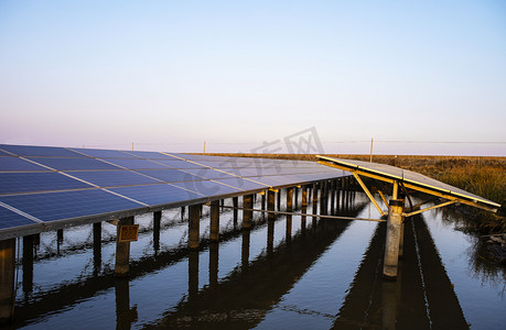 电商摄影背景摄影照片_新能源西湾光伏太阳能发电站摄影图配图