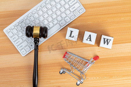 法律棚拍法槌键盘消费网购消费维权概念图摄影图配图