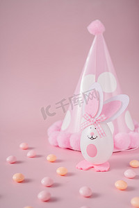 复活摄影照片_粉色复活节兔子复活蛋摆拍摄影图配图